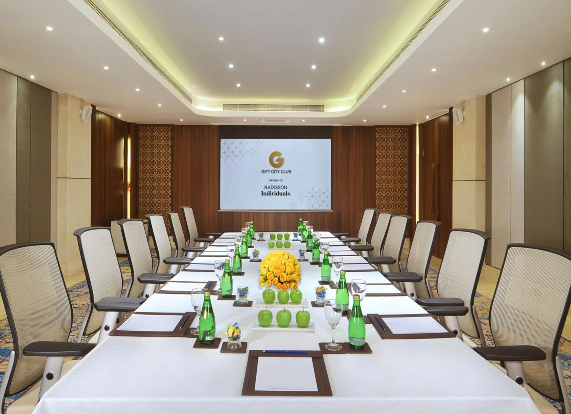 Gift City Club, A Member Of Radisson Individuals Gandhinagar Buitenkant foto
