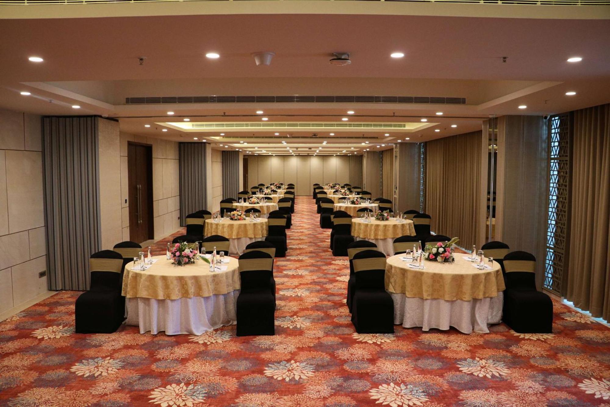 Gift City Club, A Member Of Radisson Individuals Gandhinagar Buitenkant foto