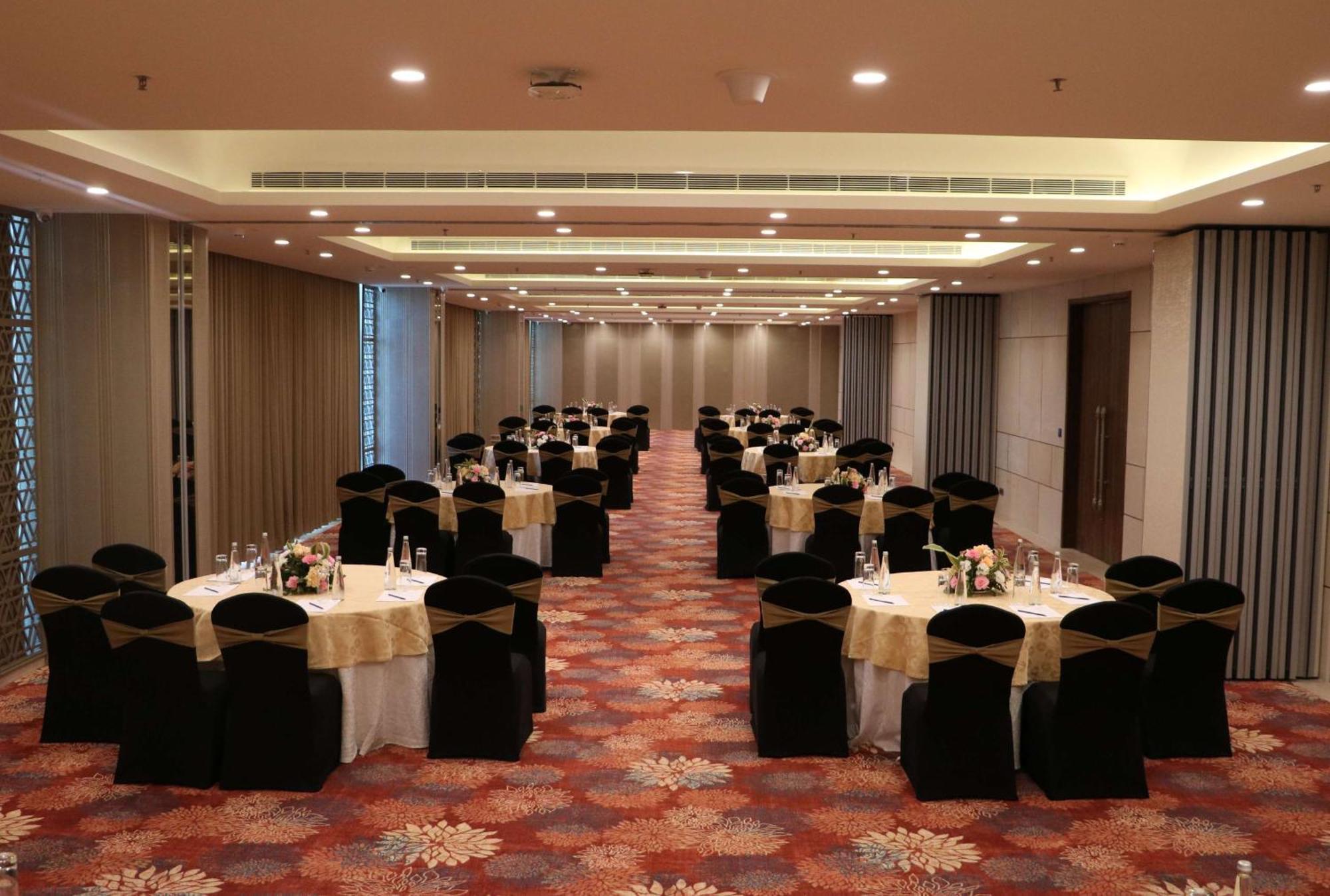 Gift City Club, A Member Of Radisson Individuals Gandhinagar Buitenkant foto