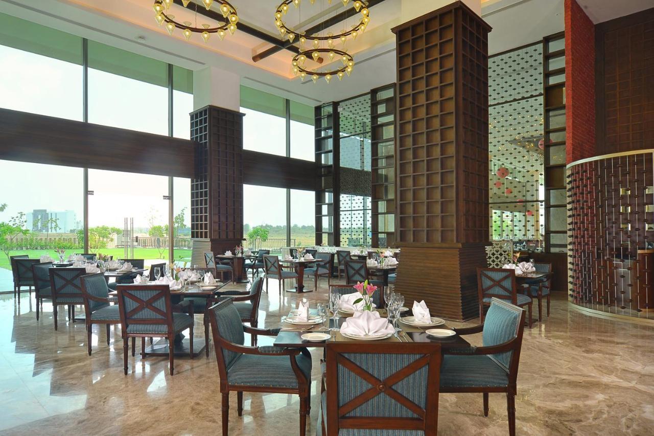 Gift City Club, A Member Of Radisson Individuals Gandhinagar Buitenkant foto