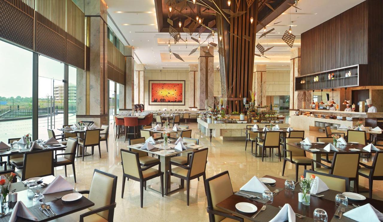 Gift City Club, A Member Of Radisson Individuals Gandhinagar Buitenkant foto