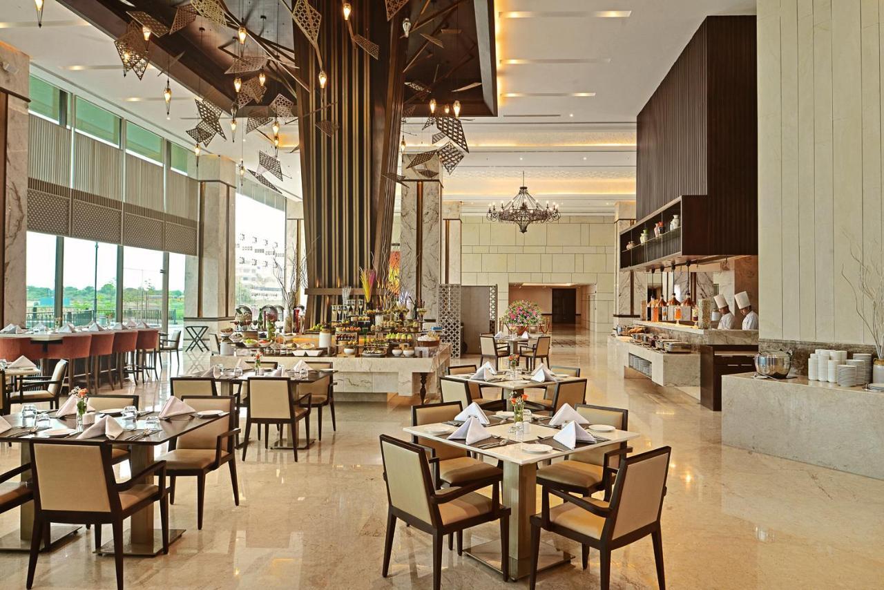 Gift City Club, A Member Of Radisson Individuals Gandhinagar Buitenkant foto