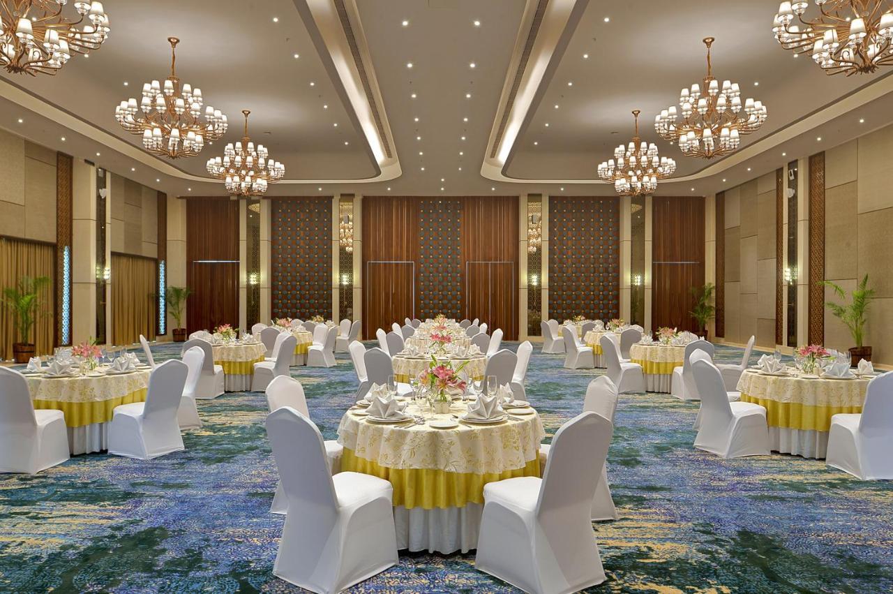 Gift City Club, A Member Of Radisson Individuals Gandhinagar Buitenkant foto